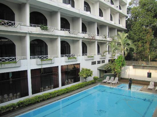 Kandyan-Reach-Hotel-Kurunegala-pool.jpg